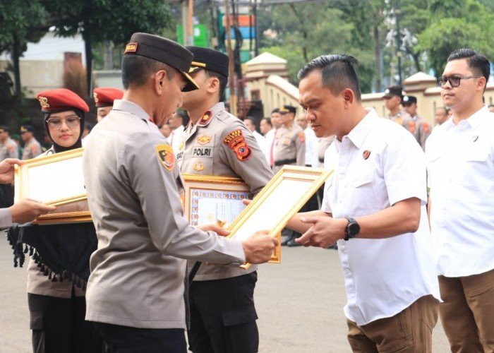 Kapolda Jabar Beri Penghargaan Kepada Personel Polres Bogor dan Polresta Bogor Kota Berprestasi