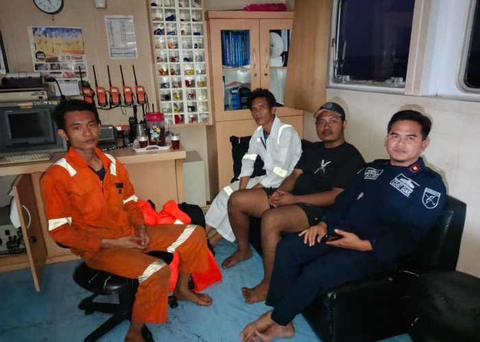 Aksi Cepat KPLP Kemenhub Evakuasi Kebakaran Kapal MV. Noah Satu di Perairan Tuban, Laut Jawa