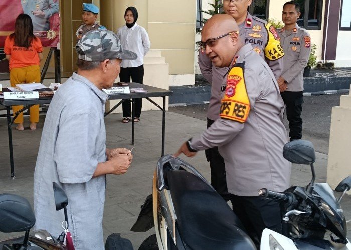 Kapolres Serang Kembalikan Motor yang Dicuri Badut Pada Pemiliknya