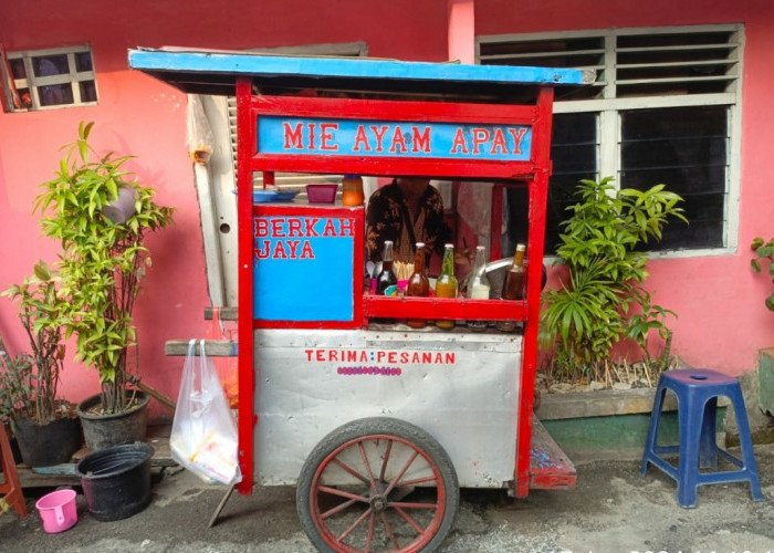 Apay: Konsisten Puluhan Tahun Dagang Mie Ayam