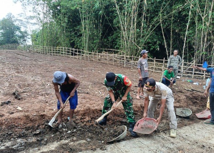 Babinsa Koramil 06/Trs Gotong Royong Bersihkan Saluran Air