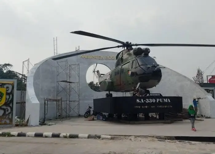 Viral, Ikon Baru di Kabupaten Bogor Tugu Helikopter di Simpang Sentul Jadi Swafoto Menarik Warga