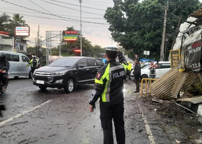 Respons Cepat Polsek Sukaraja Polres Bogor Minimalkan Dampak Pohon Tumbang di Jembatan Hitam