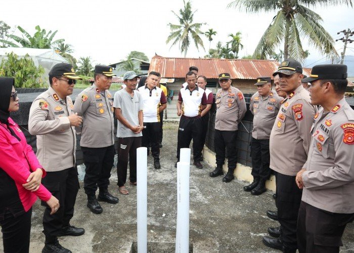 Kapolres Aceh Tenggara dan Ketua Bhayangkari Lepas Bibit Ikan Lele dalam Program Ketahanan