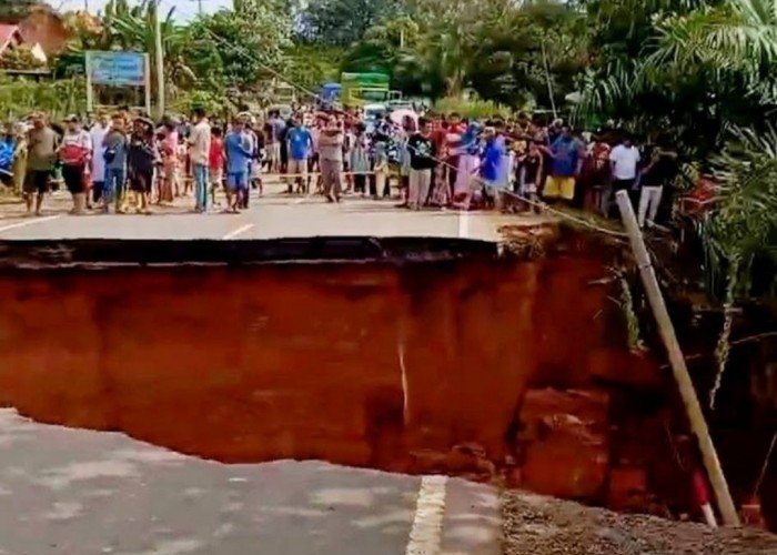 Jalinsum Jambi-Sumbar Putus Total, Pengendara Dialihkan ke Jalur Alternatif
