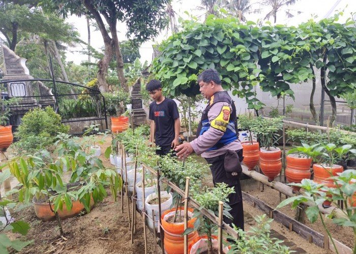  Bhabinkamtibmas Polsek Purwakarta Kota Ajak Masyarakat Manfaatkan Lahan Produktif