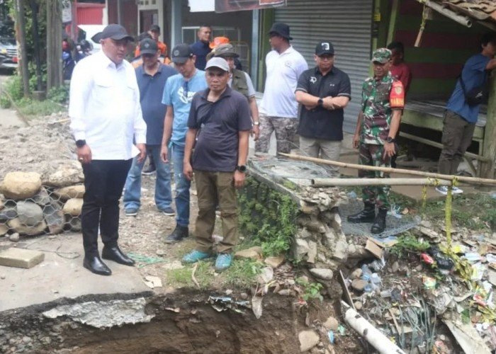 Bupati Bogor Rudy Susmanto Tinjau Langsung Lokasi Jembatan Cipicung yang Ambruk, Bangun Jembatan Sementara