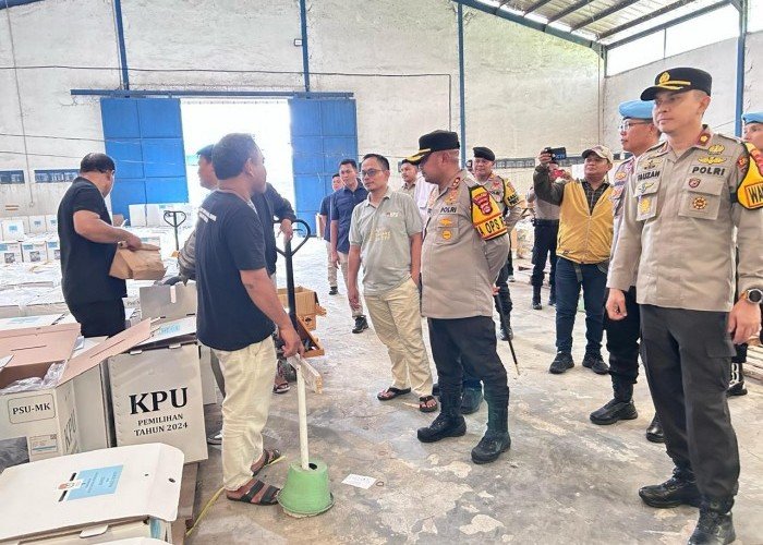 Kapolres Serang, AKBP Condro Sasongko melakukan pengecekan di gudang logistik KPU 