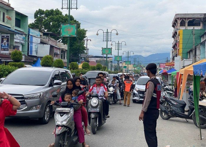 Personel Polres Aceh Tenggara Atur Lalu Lintas Disetiap Persimpangan Kota Jelang Berbuka Puasa