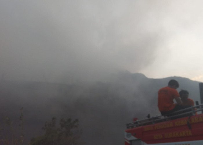 Sebanyak 45 Armada Damkar Dikerahkan untuk Kendalikan Kebakaran TPA Putri Cempo Surakarta