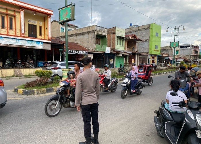 Personel Polres Aceh Tenggara Atur Lalu Lintas di Setiap Persimpangan Kota Jelang Berbuka Puasa