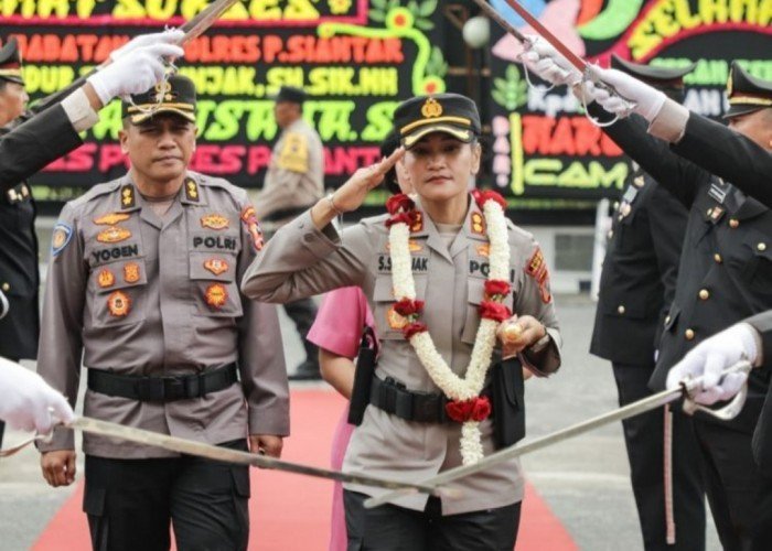 Kapolres Siantar Jalani Upacara Farawelll Parade dan Penyerahan Tradisi  Pedang Pora