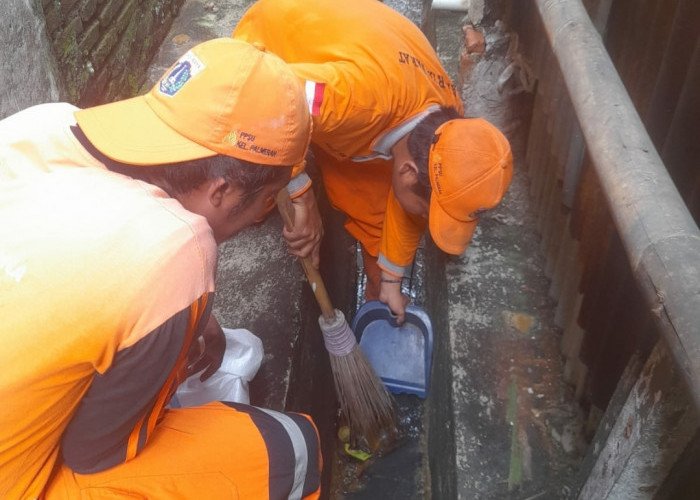 Ali: Kontroling Rutin Mencegah Banjir di Warga RW. 16 dan Warga RW. 05 Palmerah