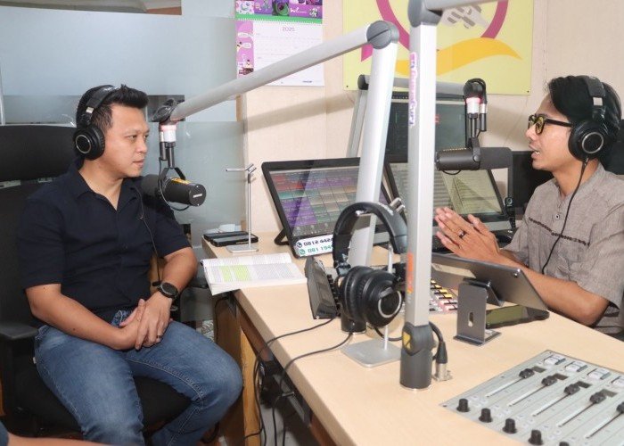 Kasat Reskrim Polresta Tangerang Laksanakan Talk Show Sosialisasi Operasi Pekat Maung 2025 di Radio Tangerang 