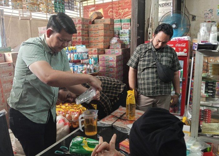 Satreskrim Polres Aceh Tenggara Cek Ketersediaan dan Harga Minyak Kita di Kota Cane