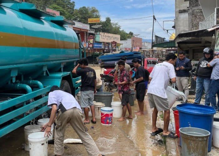 PDAM Tirtalihou Kirim Tangki Air, Pasokan Air Bersih di Parapat Terganggu