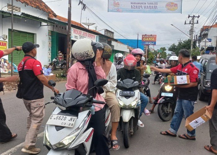 Oi Batang Gelar Aksi Sosial Bagi Takjil Gratis, Warga Sambut Antusias