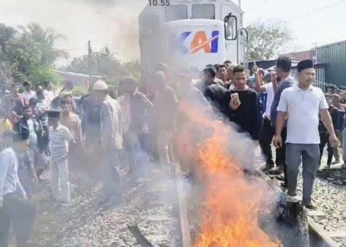 Ratusan Warga Memblokir Lintasan Kereta Api Usai Seorang IRT Tewas Ditabrak