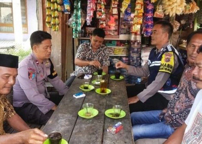 Mempererat Hubungan Dengan Masyarakat, Personel Polsek Badar Melakukan Saweu Kede Kopi di Desa Deleng Megare