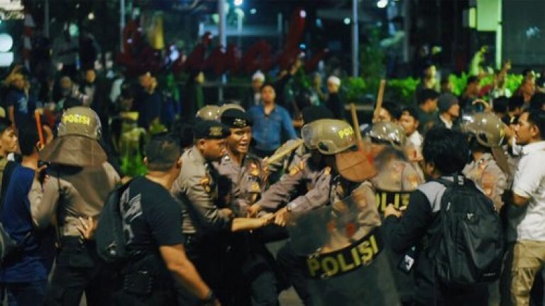 Aksi Massa di Tanah Abang Telan Korban, Hingga Dini Hari Tadi Polisi Berupaya Membubarkan Massa