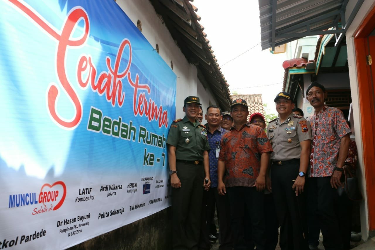 Bantu Masyarakat Tidak Mampu, Komunitas Sedulur Serahkan Kunci Bedah Rumah ke 7