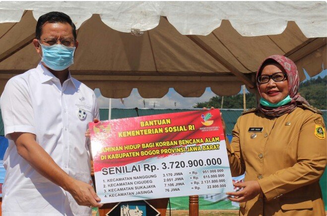 Ade Yasin Resmikan Huntara Bagi Korban Bencana di Wilayah Kecamatan Sukajaya dan Leuwisadeng