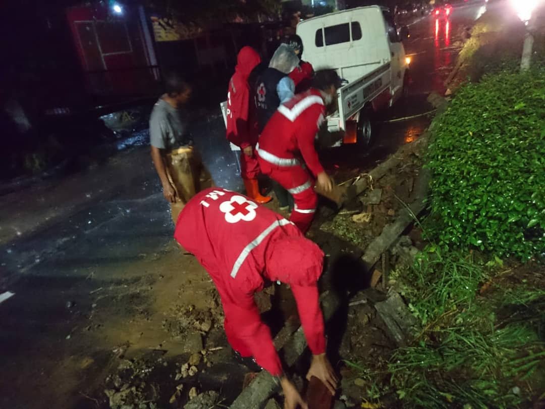 Cuaca Buruk, Petugas Takut Singkirkan Rontokan Punggung Gunung Lawu