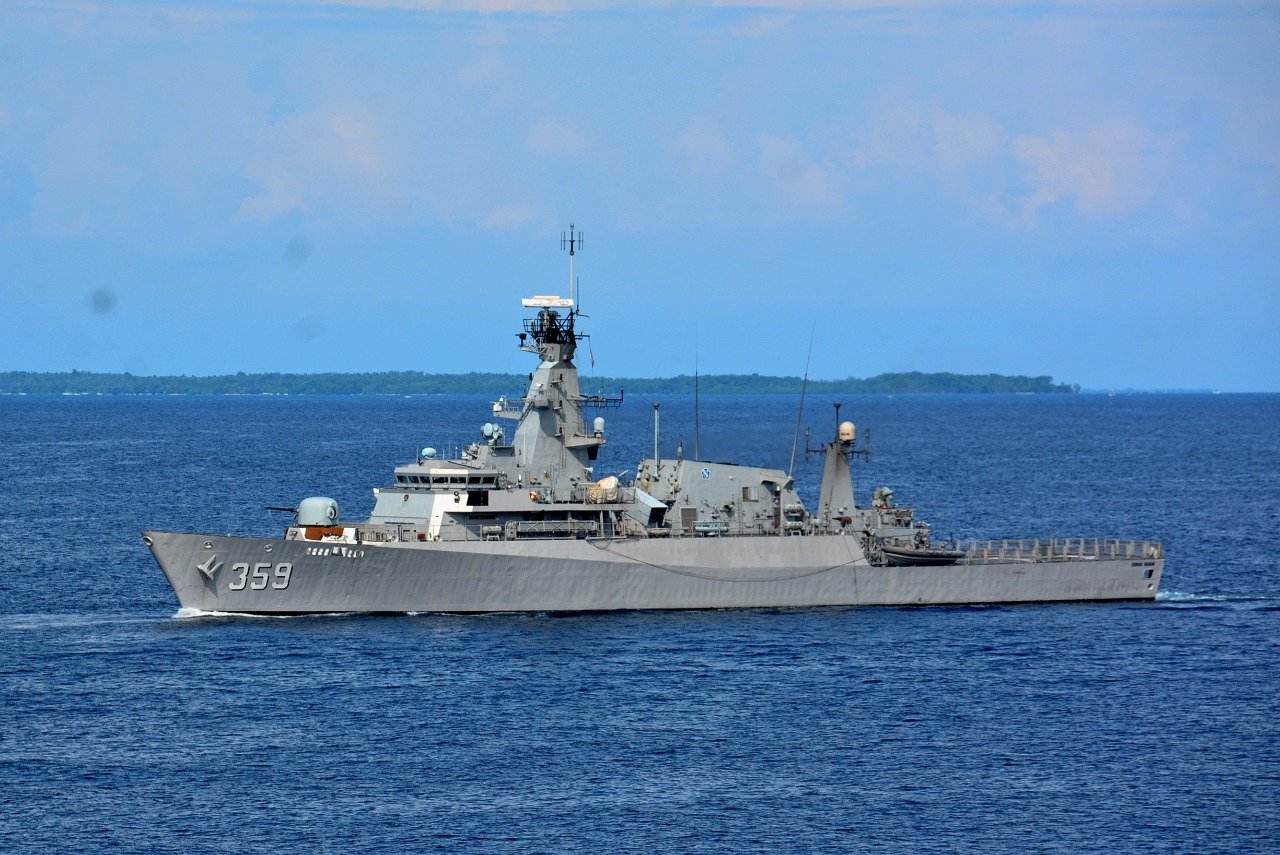 TNI AL Kerahkan Dua KRI Lakukan Operasi SAR Kapal Tenggelam di Kalbar