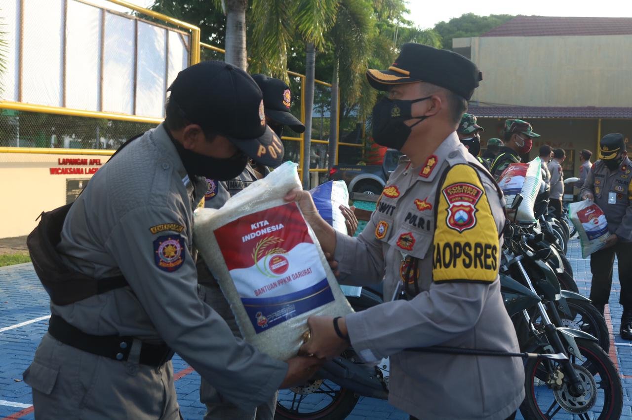 PPKM Darurat, Polres Pacitan Bagikan 5 Ribu Kilogram Beras