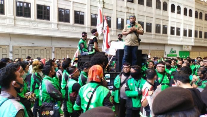 Ribuan Ojek Online Melakukan Aksi Unjuk Rasa di Kantor Gojek