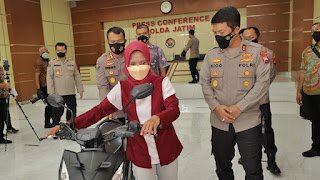 Kapolda Jatim Kembalikan Motor Milik Wanita Ojek Online Korban Pencurian