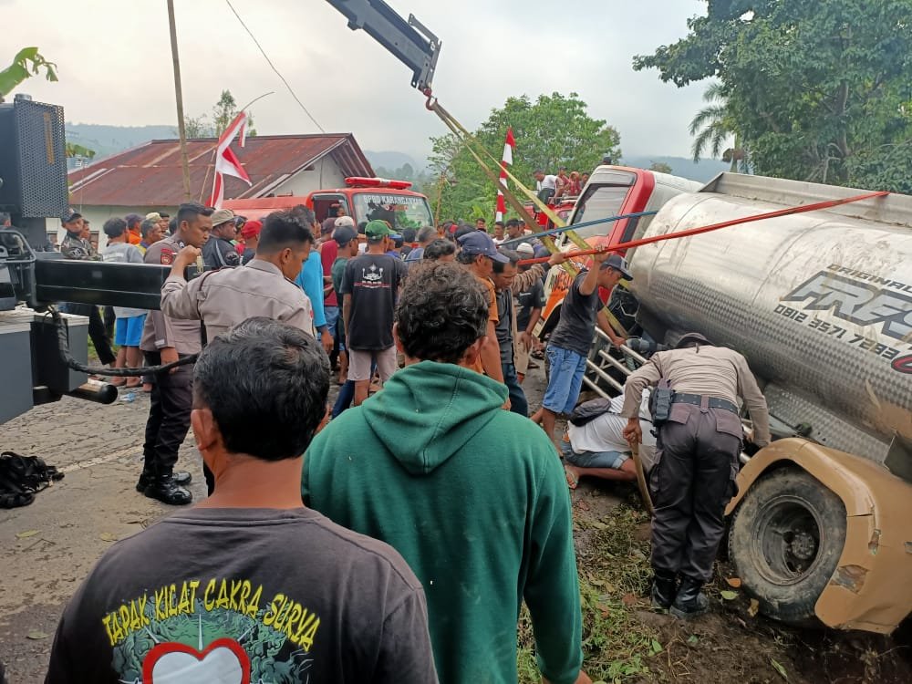 Transformer Samapta Bereaksi lagi Berhasil Evakuasi Truk Tangki Air yang Terperosok di Pekarangan Warga