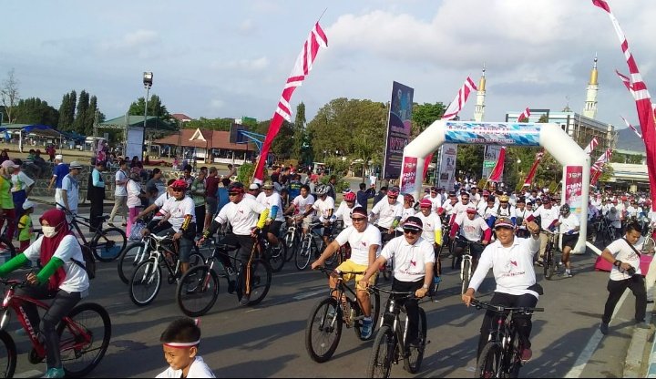 Parade Merah Putih di Pacitan, Ribuan Warga Padati Jalan