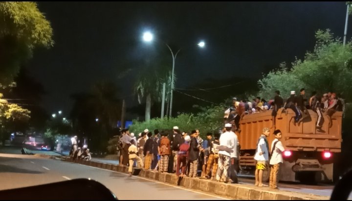 Kenekatan Para Santri Cegat Mobil Saat Melintas Sebagai Tumpangan di Bogor