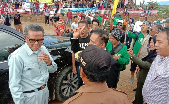 Nurdin Abdulah Kendarai Sendiri Antar Artis Ibukota Ike Nurjana ke Seko di Malam Tahun Baru