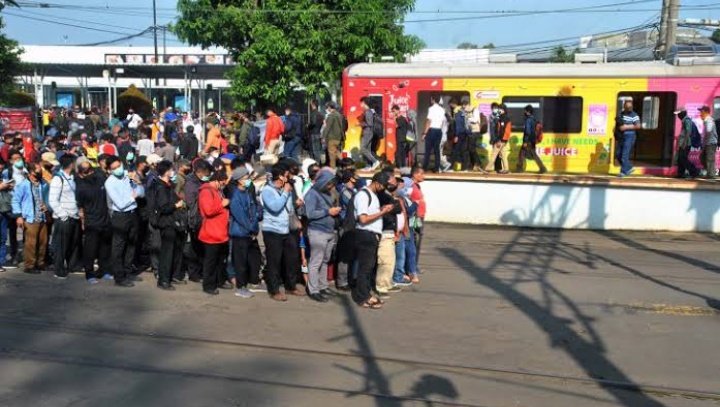 Penumpang KRL Memludak di Stasiun Bogor Kerana Pembatasan Penumpang