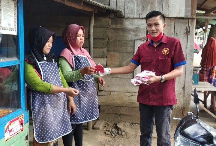 Putus Mata Rantai Covid-19, IWO Tuba Bagi-bagi Masker Kepada Warga dan Pedagang