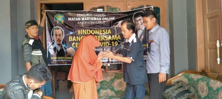 Pasca Pendemi Covid-19, IWO Garut dan Kadin Salurkan Bantuan Pembangunan Rumah Warga Cibiuk Kidul