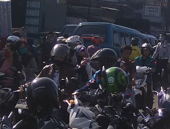 Di masa Pandemi Jelang Lebaran H-2, Pasar Tradisional Leuwiliang Membludak