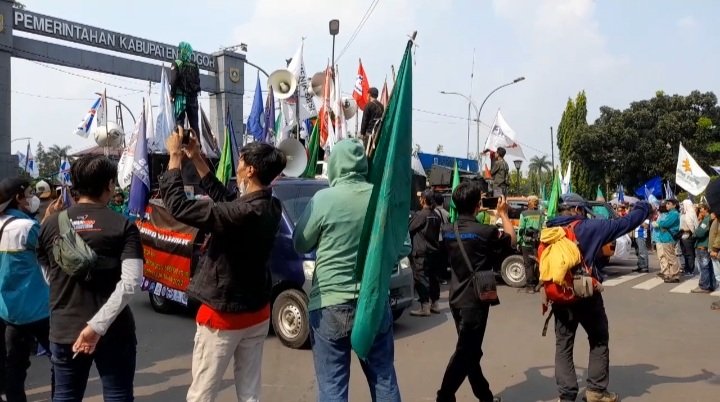 Masa Buruh Kabupaten Bogor Gelar Aksi Unjuk Rasa di Depan Kantor Bupati Bogor